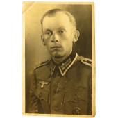 Студийный портрет унтер офицера Вермахта в летнем легком кителе